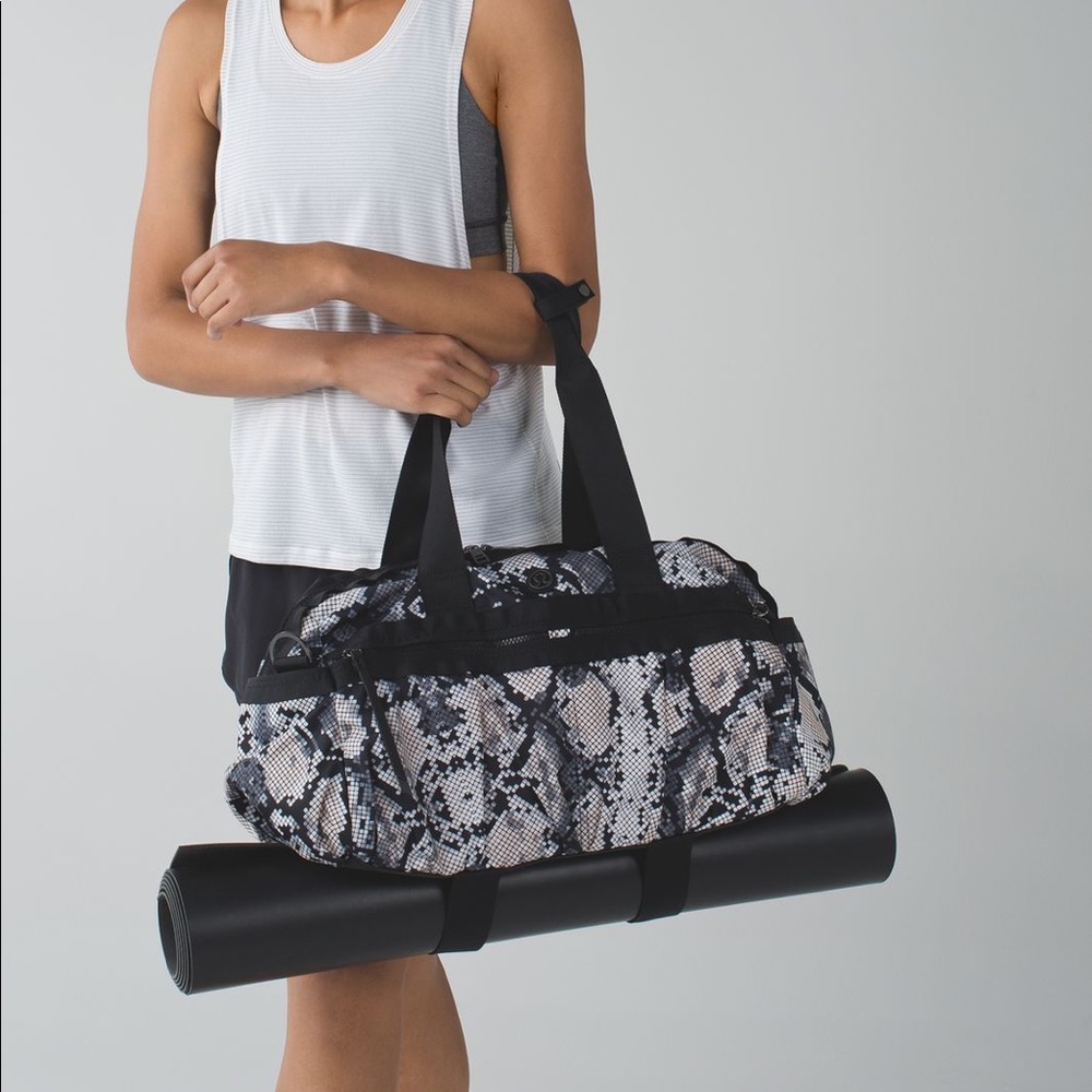 Lululemon Gym to Win Duffle NWT Ziggy Snake Bag